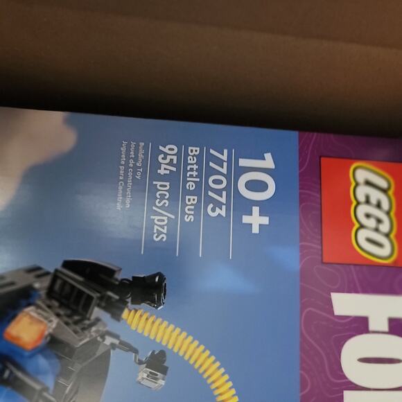 LEGO Fortnite Battle Bus (77073) - Picture 2 of 4